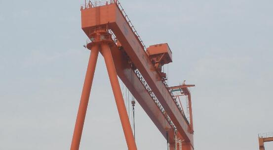 广东深圳200吨造船门式起重机现场2